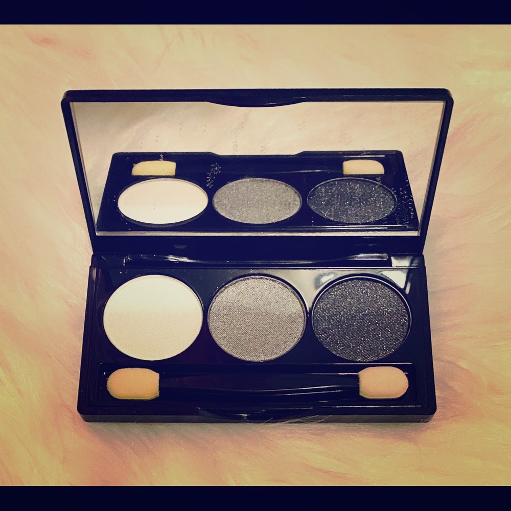 ♦️SOLD♦️NWOT Rare Victoria's Secret Eye Shadow Palette